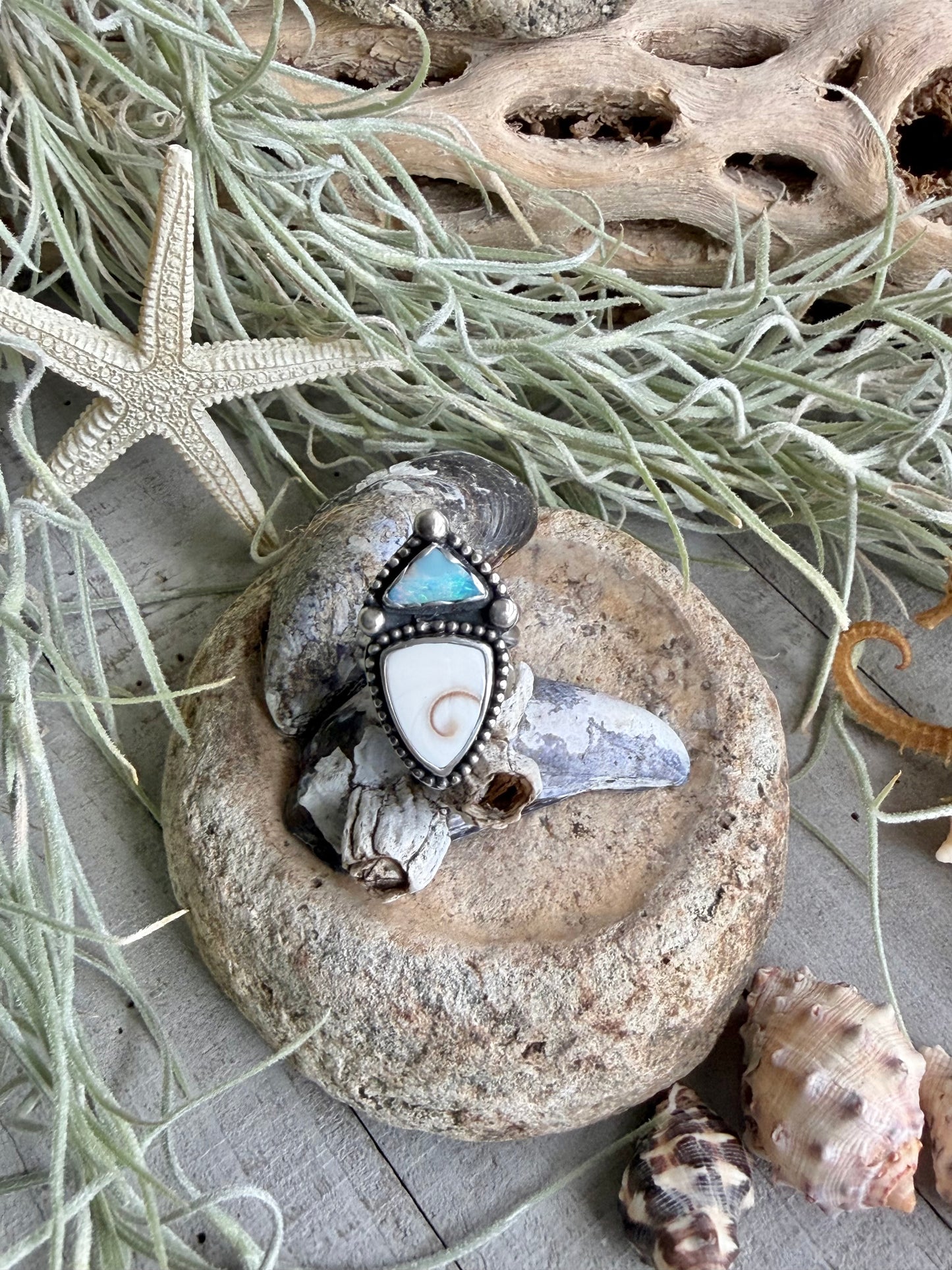 SEASHELL DAYDREAMING RING